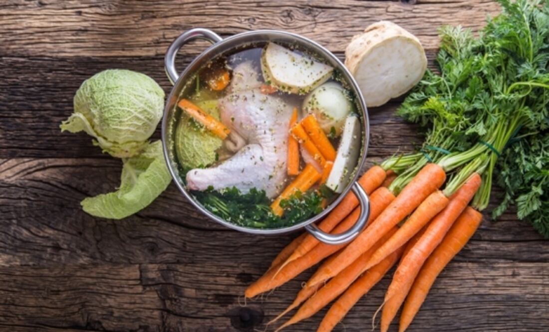 Cuando alguien enferma las abueliast siempre sugieren que le cocinen caldo de pollo, pero ¿realmente alivia los síntomas del resfriado o es mito? / Foto: archivo.