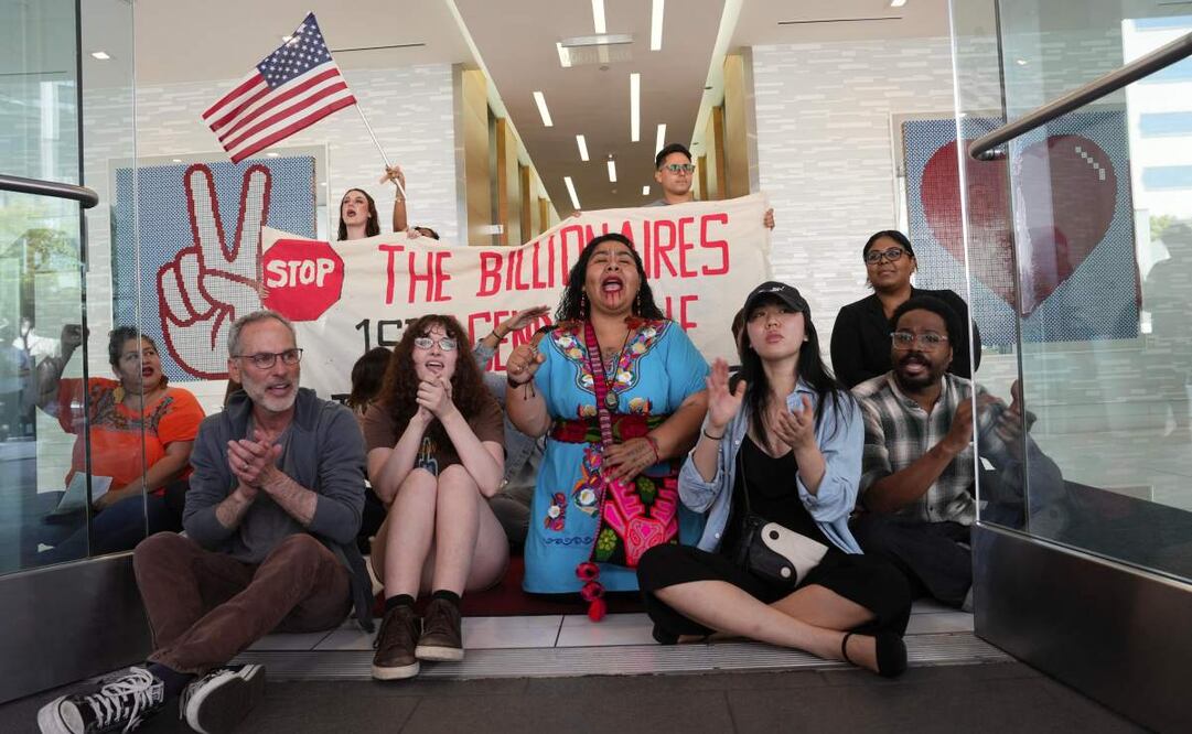 Protesta en las oficinas de la compañía Thiel Company una empresa de alta tecnología propietario del multimillonario Peter Thiel, a quien se le acusa de contratos por millones de dólares para proveer recursos a la agencia ICE; esto a un día presidente de la mega manifestación en contra de las políticas anti migratorias y las detenciones de ICE. (13/06/25) Fotos: Aimee Melo/ EL UNIVERSAL