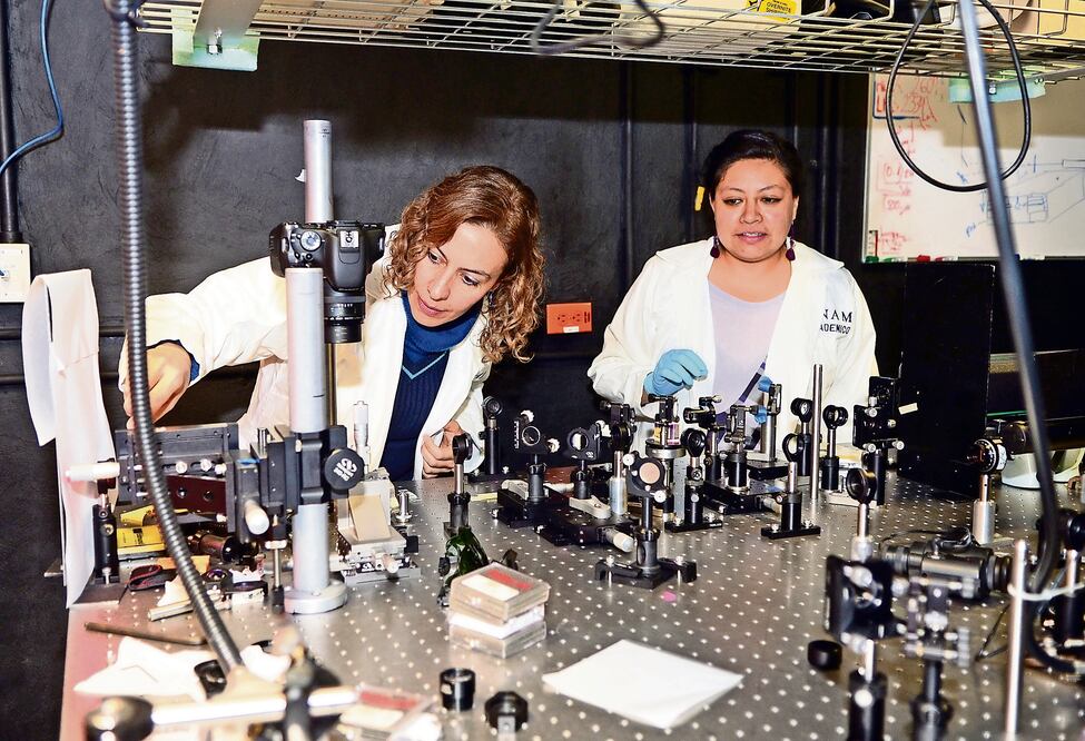 Karen Volke y una colaboradora, en el Laboratorio de Micromanipulación Óptica del Instituto de Física de la UNAM (CORTESÍA UNAM)