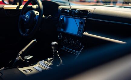 Qué pasa si no quitas el freno de mano del auto al circular