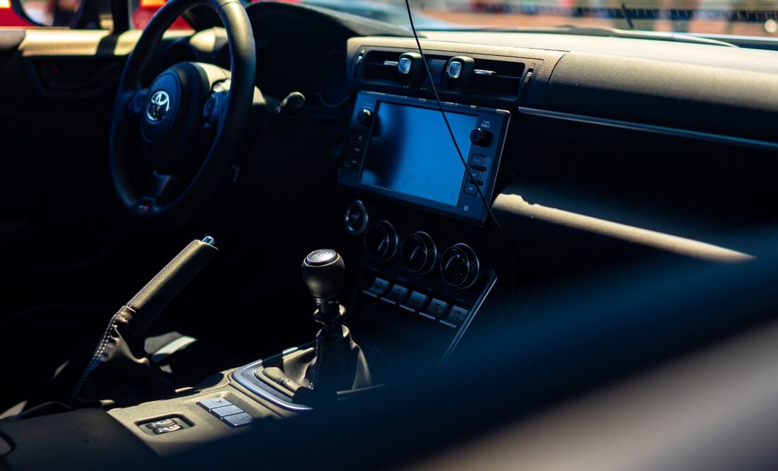 Tu sistema general de frenos podría verse gravemente perjudicado si circulas con el freno de mano puesto. Foto: Unsplash