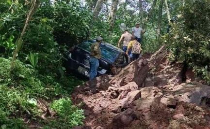 Deslizamiento en carretera Tlanchinol-Apantlazol en Pachuca deja un automovilista atrapado