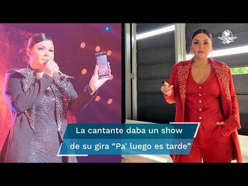 Lanzan un celular a Yuridia en pleno escenario; así reaccionó la cantante