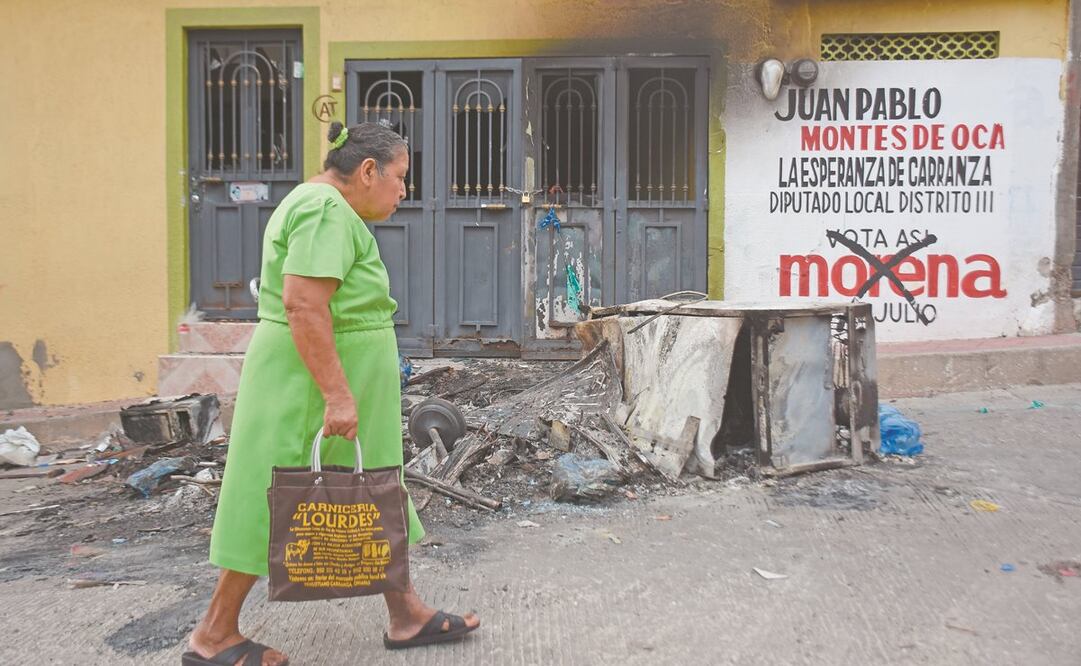 Oficinas municipales y casas de familiares del edil de Venustiano Carranza fueron vandalizadas por personas que no creen que existe el coronavirus. Foto: JACOB GARCÍA. EL UNIVERSAL