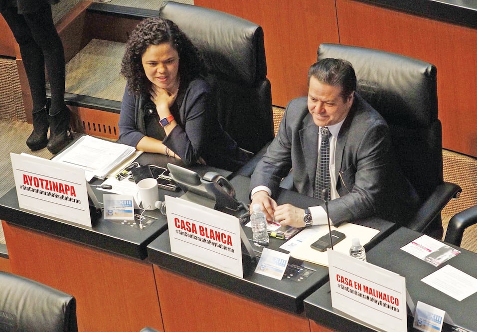 Durante la comparecencia del titular de la Secretaría de Gobernación en el Senado, los legisladores de oposición le cuestionaron con pancartas las acciones emprendidas por las autoridades federales para atender el caso Ayotzinapa(ARIEL OJEDA.EL UNIVERSAL)
