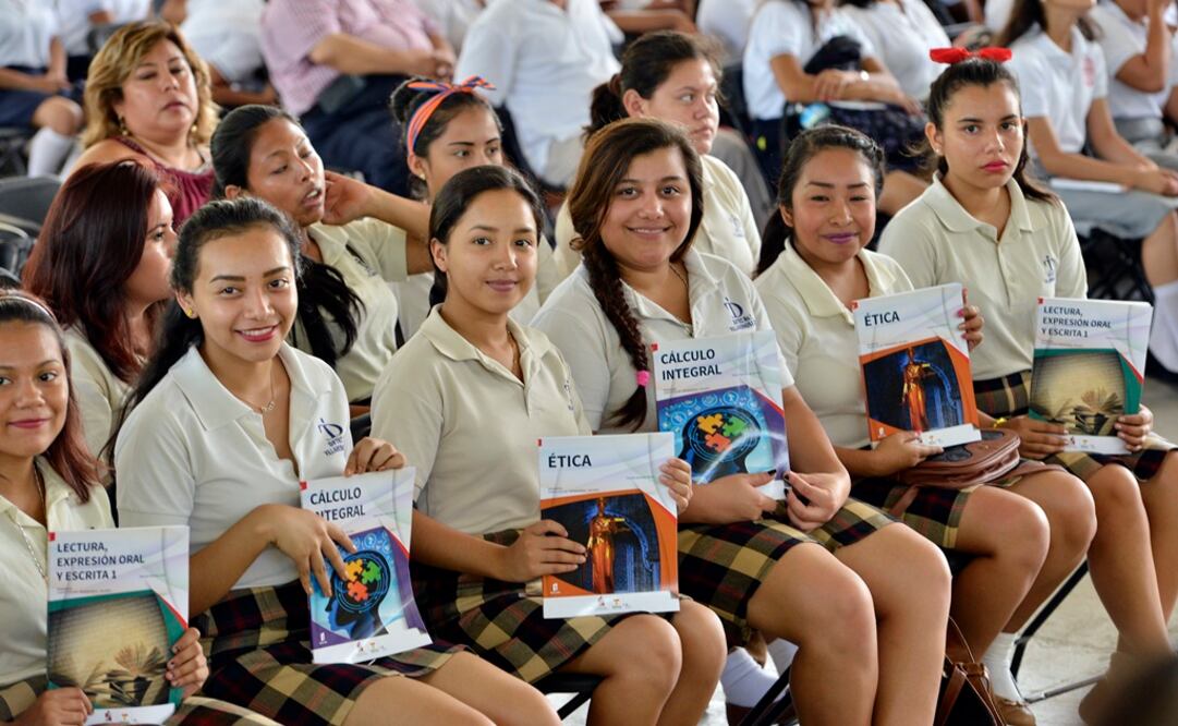  De 2013 a la fecha, el Gobierno del Estado ha otorgado 52 mil 500 tabletas electrónicas a estudiantes de bachillerato. /Especial