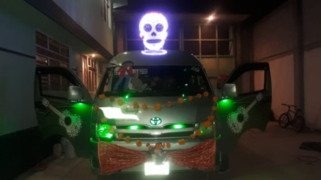 Circula combi con todo y ofrenda en Tlaxcala