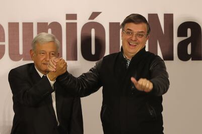 Ebrard vuelve a la política de la mano de AMLO