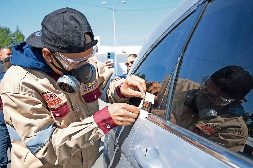 Los caracteres numéricos serán plasmados en todas las partes visibles del vehículo con un sistema de micropunzado, explicó el alcalde. Foto: Emilio Fernández / El Universal