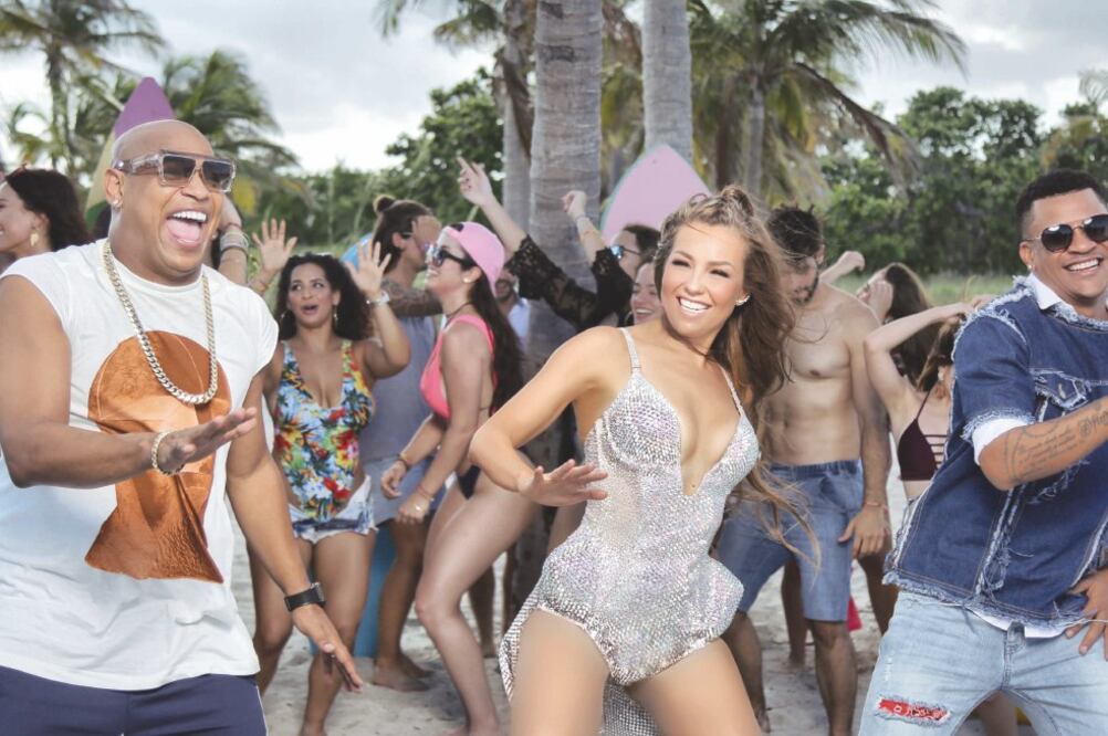 El video, que se grabó en Miami, cuenta la historia de una artista enamorada de su guardaespaldas. (SONY MUSIC)