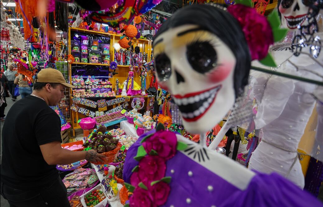 Ciudadanos acuden a comprar objetos para su ofrenda de Día de Muertos al mercado de Jamaica en la Ciudad de México, el 24 de octubre de 2025. Foto: Luis Camacho/EL UNIVERSAL