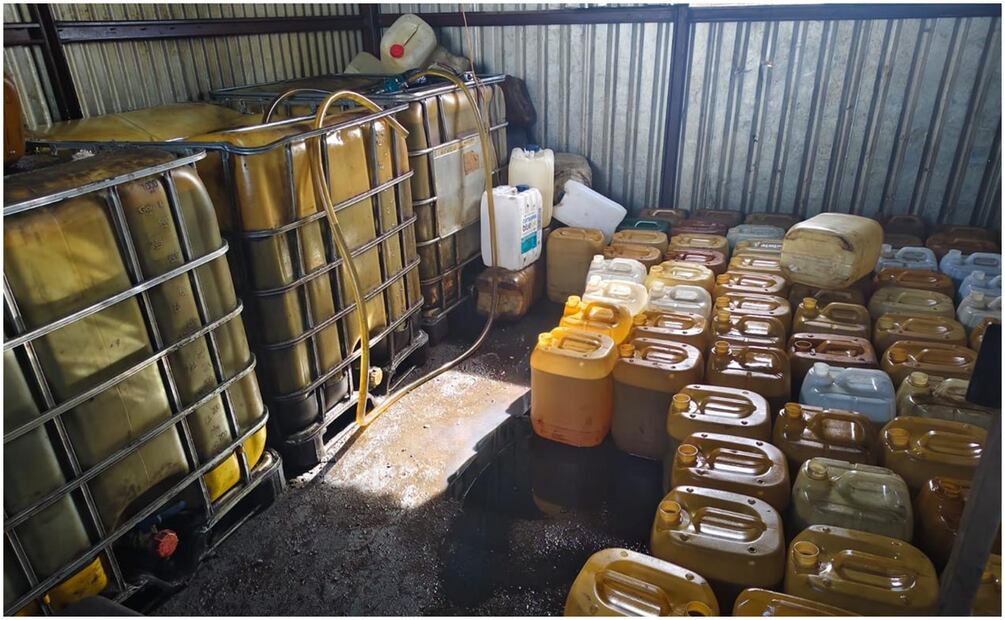 Aseguran 4 mil litros de diésel durante un cateo en una llantera ubicada en el tramo Hermosillo-Santa Ana (4/12/2024). Foto: Fiscalía de Sonora