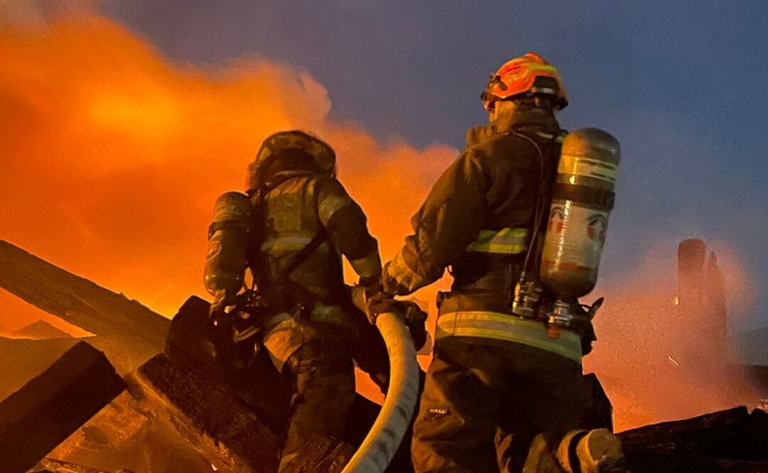 Desalojan a 40 familias por incendio de tejabanes en Monterrey