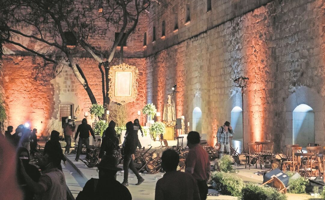 Los maestros, después de protestar en las calles, destrozaron parte del recinto donde se realizaría la ceremonia. Foto: Mario Martínez/ EL UNIVERSAL 