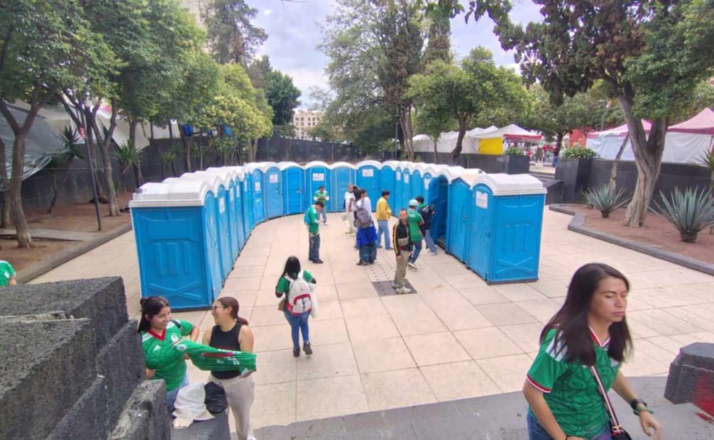 A la altura de Ponciano Arriaga fueron colocados 20 baños portátiles de color azul para uso del público. Foto: Arantxa Meave / EL UNIVERSAL