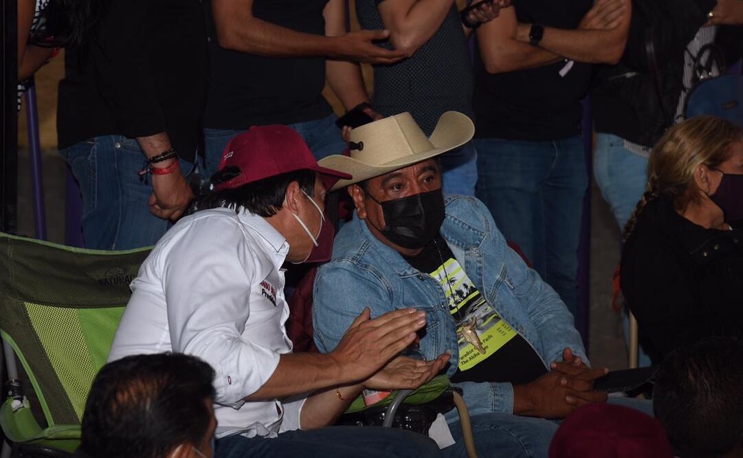 Salgado Macedonio y Mario Delgado se enteran de la resolución desde el plantón afuera de la sede del INE / Armando Martínez. EL UNIVERSAL