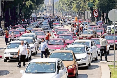 Protestan taxistas contra Uber y Cabify en Reforma