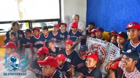 AMLO convive con niños de escuela de beisbol en Campeche