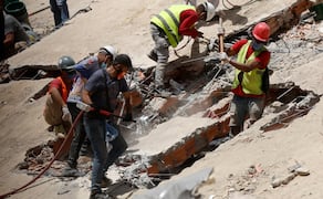 Rescatistas trabajan entre los escombros de un edificio derrumbado en Caracas durante las operaciones de búsqueda (26/06/2026). Foto: AP