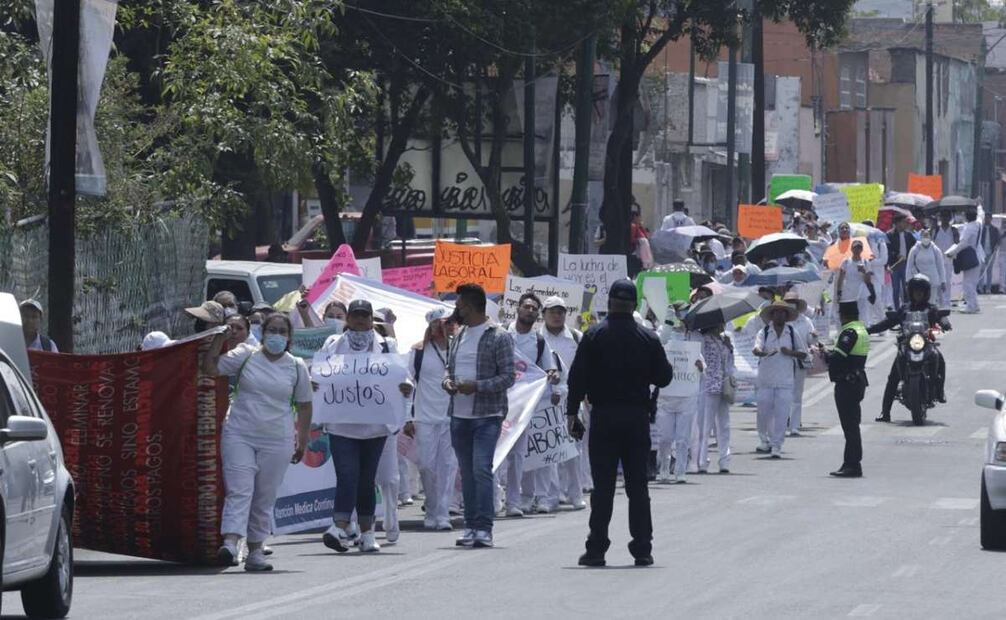 Protestaron frente al edificio de gobierno estatal y luego una comisión fue atendida por funcionarios mexiquenses. Foto: Jorge Alvarado. EL UNIVERSAL