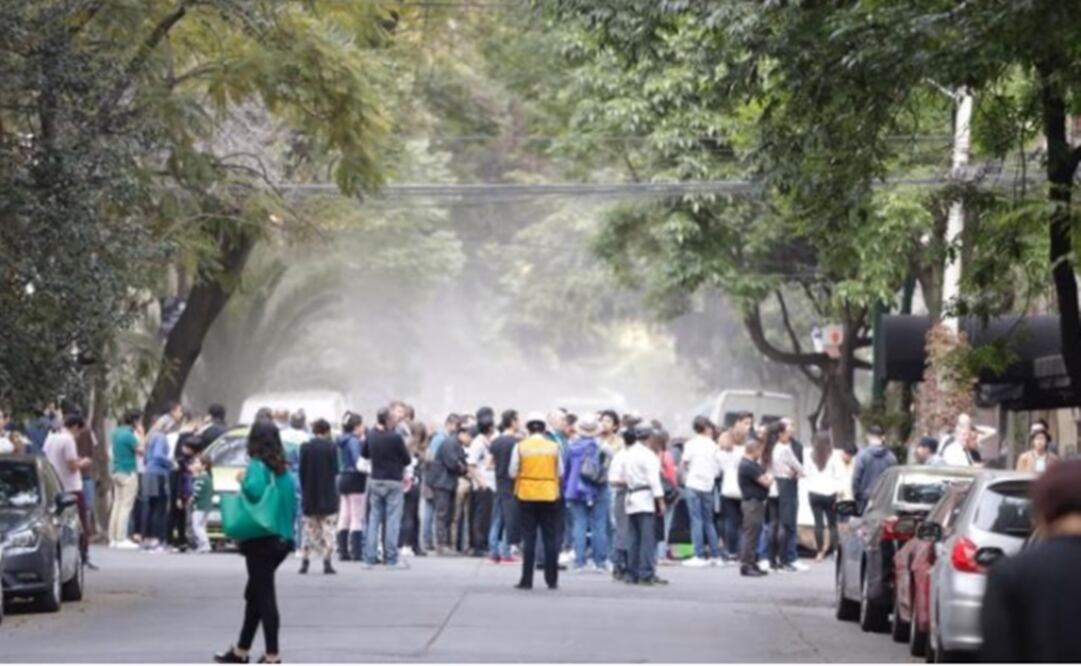 People react after an earthquake shook buildings in Mexico City – Photo: Luis Cortes/EL UNIVERSAL