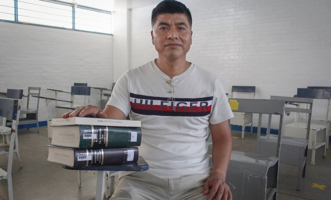 El PPL Claudio Martínez, recién realizó su examen profesional para titularse como abogado por la UACM. Su historia es ejemplo de determinación, motivado para culminar una carrera mientras purga una condena penal. Foto: Luis Camacho/EL UNIVERSAL.