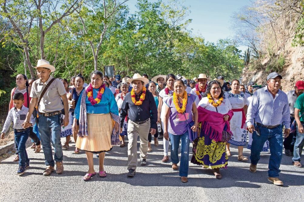 La precandidata presidencial por la vía independiente, María de Jesús Patricio Martínez, estuvo ayer en Santa María Ostula, Michoacán, donde fue recibida por una comisión de pobladores náhuatl. (FOTOS: RODOLFO AYALA. EL UNIVERSAL)