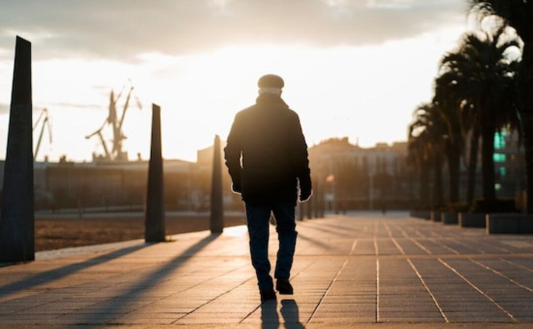 Caminar después de comer también puede ayudar a la digestión. Fuente: Freepik.