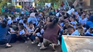 VIDEO: Niños lloran y se abrazan mientras colapsa estructura escolar durante el terremoto en Filipinas