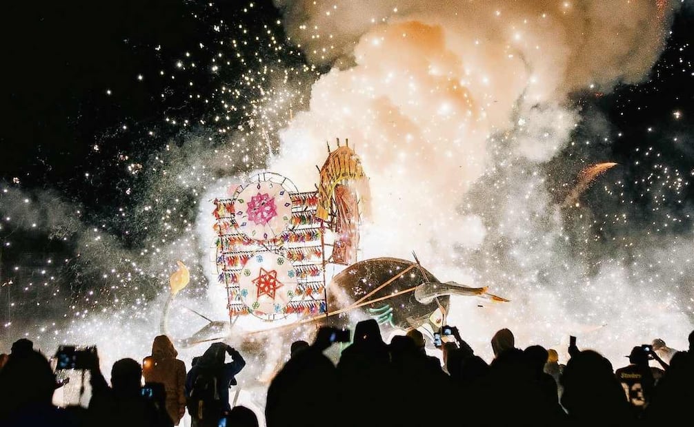 Quienes se acercan a las figuras de pólvora se cubren la cara con alguna prenda y usan gafas industriales para cubrirse los ojos. Foto: Luis Camacho y Osmar Alvarado / EL UNIVERSAL