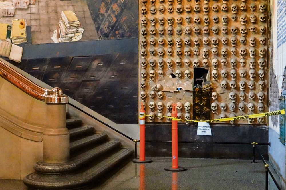 El fragmento Tzompantli fue dañado durante la marcha de la Generación Z.  Foto: de GALO CAÑAS. CUARTOSCURO.COM