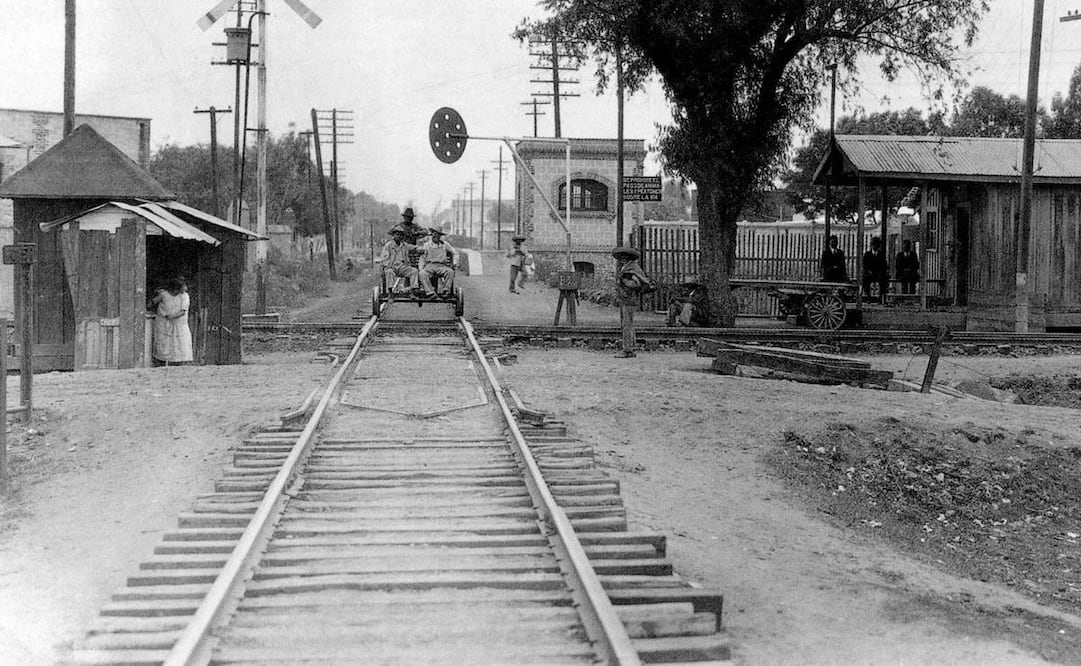 La vía del Ferrocarril de Cuernavaca en el cruce con la actual avenida Marina Nacional alrededor de 1920. Sobre esta última se ve también la antigua vía del tren que venía de la Estación Colonia, y en el fondo destaca el edificio de la Estación Julia, que ahora es una escuela de ciclismo. Imagen del libro "Caminos de hierro", FNM.