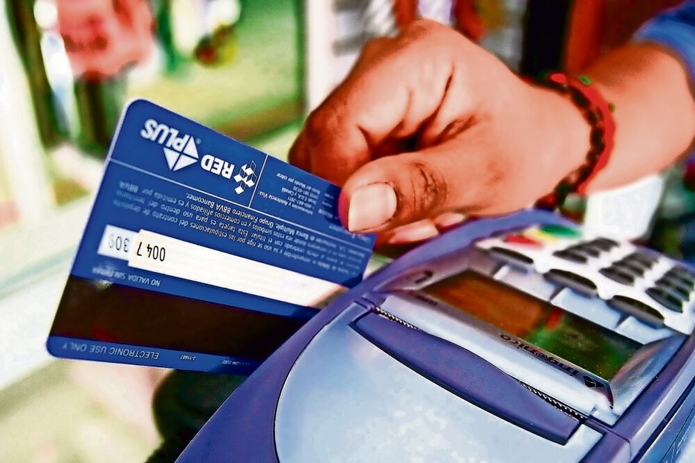 Los productos financieros con mayor crecimiento fueron las tarjetas de crédito, con un aumento de 22.7% anual. Foto: Archivo / EL UNIVERSAL