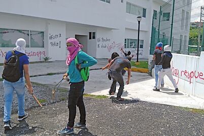 Atacan normalistas Palacio de Justicia