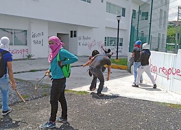 Atacan normalistas Palacio de Justicia