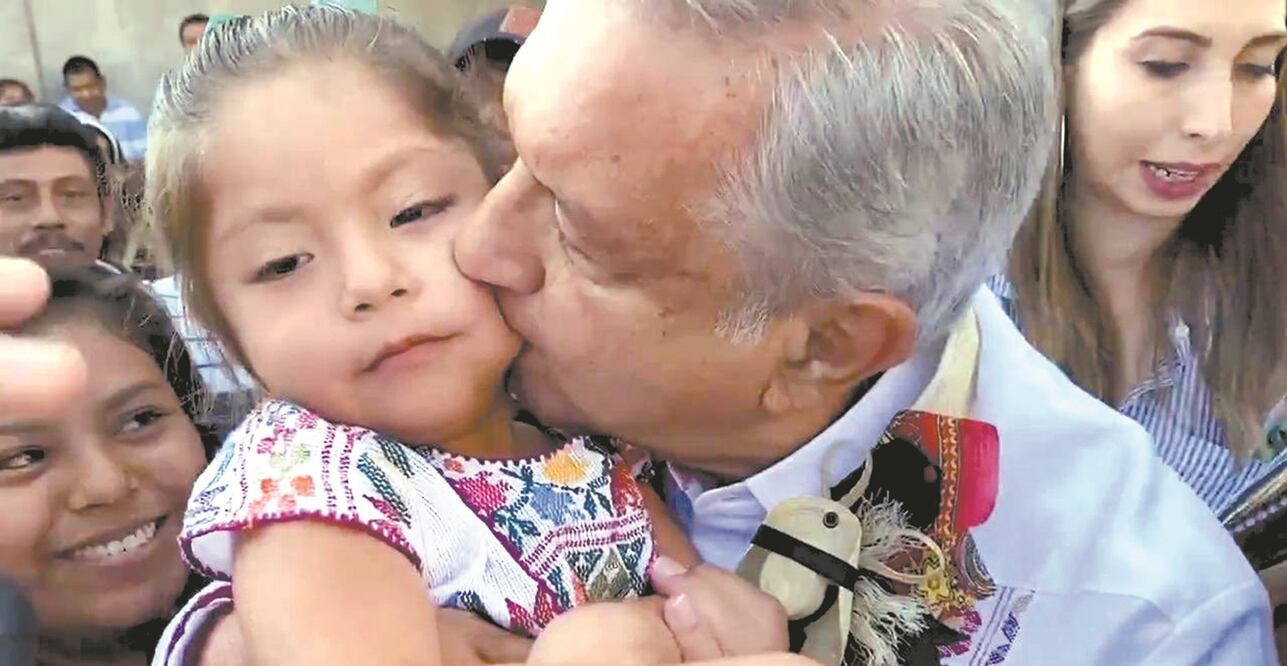 Ante la pandemia de Covid-19, usuarios de redes socialescriticaron que el presidente López Obrador repartiera besos durante su gira por Guerrero. Foto: Tomada de video
