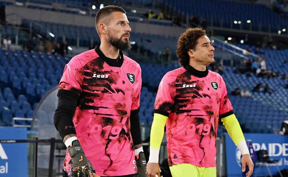 Guillermo Ochoa perdió el puesto titular en la Salernitana con Benoît Costil. Foto: Especial