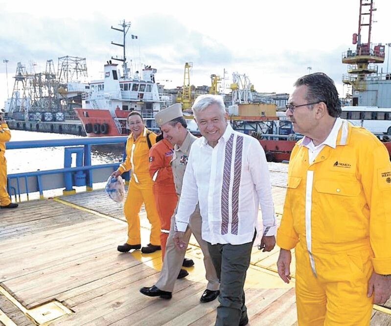 El presidente Andrés Manuel López Obrador recorrió ayer una plataforma petrolera dentro del campo Xikin, en Tabasco. Foto/CORTESÍA