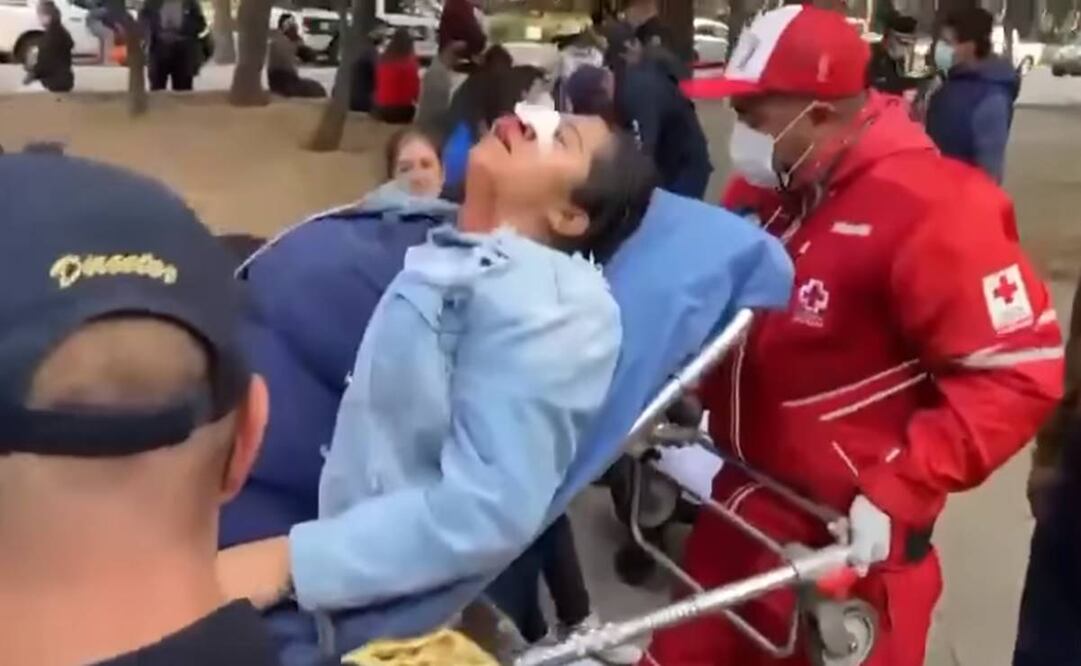 Isabel Romero, es una de las víctimas del choque entre un camión de transporte público que se estampo contra una unidad del Metrobús de la línea 7 en Paseo de la Reforma. Foto: Captura de video.