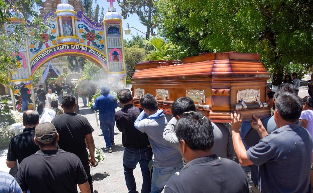 La caja que envuelve su cuerpo, tallado en madera, llegó en punto de las 10:06 de este viernes 24 de julio. Foto: Tony Rivera / EL UNIVERSAL