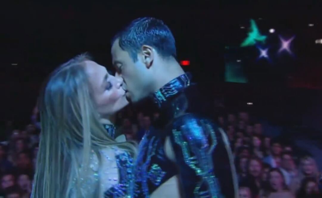 La cantante sorprendió a los asistentes de los American Music Awards. Foto: Captura de pantalla.