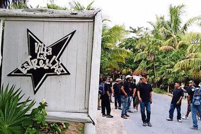 Entre disparos desalojan hoteles de playas de Tulum