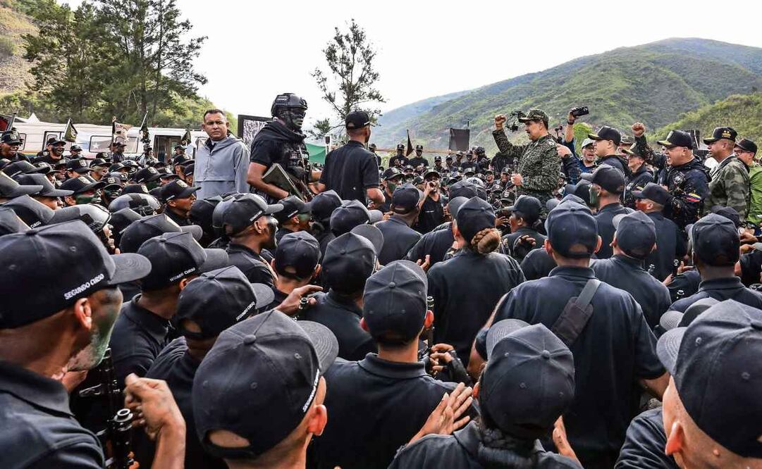 Nicolás Maduro alza el puño frente a soldados en un campo de entrenamiento, en Caracas. El mandatario venezolano está reclutando ciudadanos para enfrentar lo que llamó “amenaza a la seguridad regional”, por el envío, de parte de EU, de buques, helicópteros y submarinos al Caribe a combatir el narco. Foto: AFP