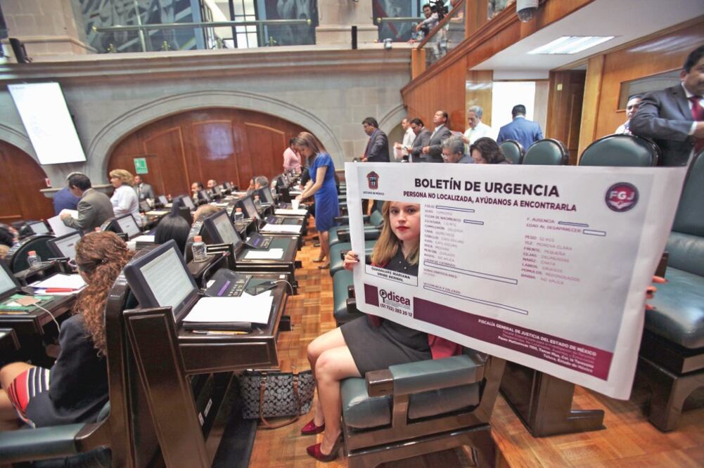 La diputada local de Morena, Mariana Uribe, simuló una ficha de localización gigante para recordar a sus compañeros que todos pueden ser víctimas de un delito (JORGE ALVARADO. EL UNIVERSAL)