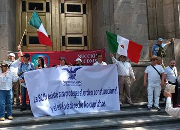 “No nos doblegaremos”, con playeras blancas, mantas y consignas, así fue la marcha de trabajadores del Poder Judicial