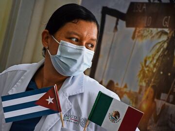 México paga 2 mil millones de pesos por médicos cubanos; el monto, entregado en euros y pesos