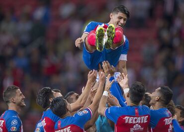 Alan Pulido con el camino libre para explotar sus redes sociales
