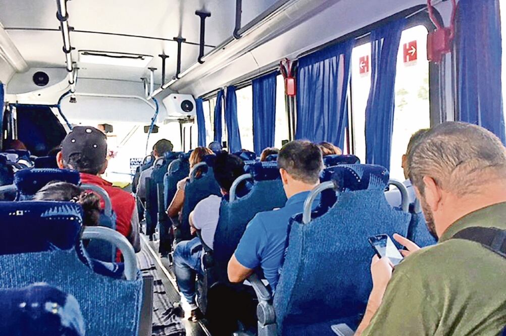 Los operadores de los vehículos en los diferentes ramales coinciden en que al día se cometen hasta cuatro atracos (FOTOS: EMILIO FERNÁNDEZ . EL UNIVERSAL)