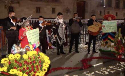 Desean pronta recuperación a AMLO con mariachi en Palacio Nacional