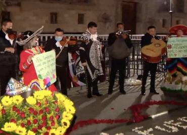 Desean pronta recuperación a AMLO con mariachi en Palacio Nacional